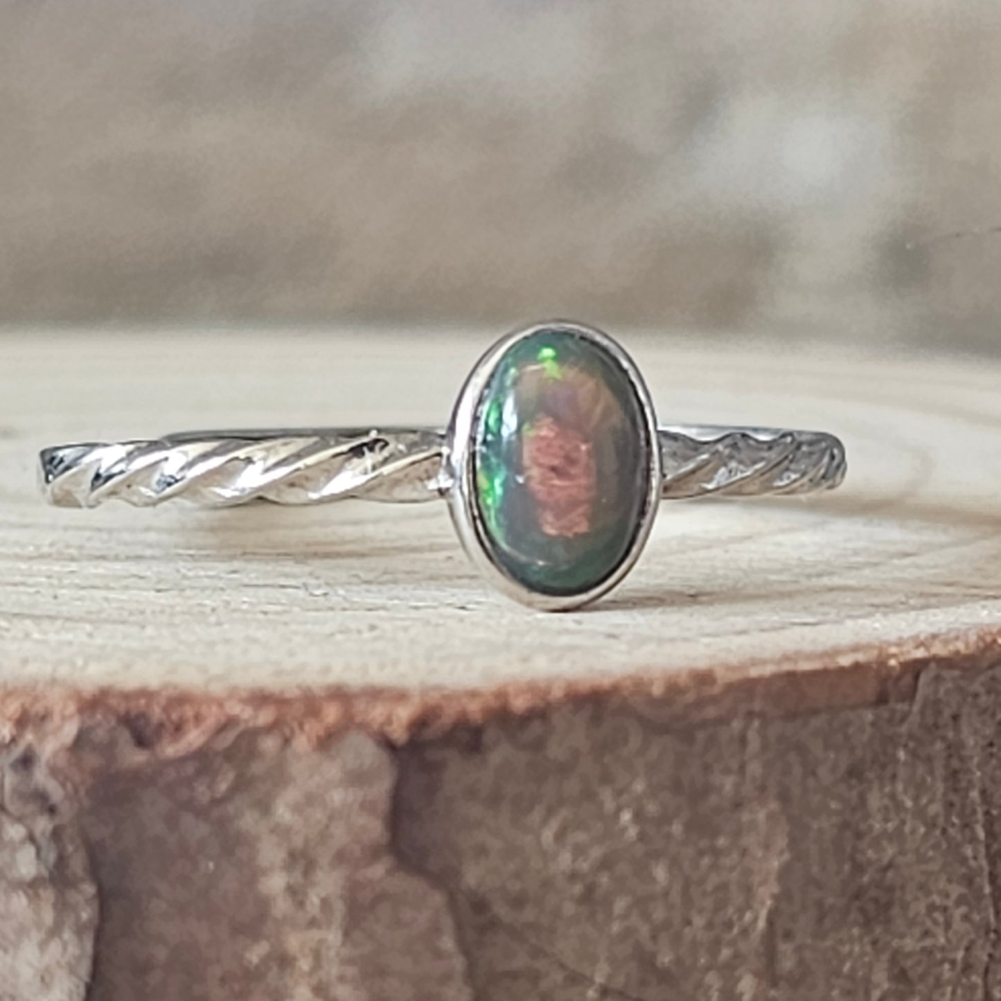 Opaali, säädettävä hopeasormus