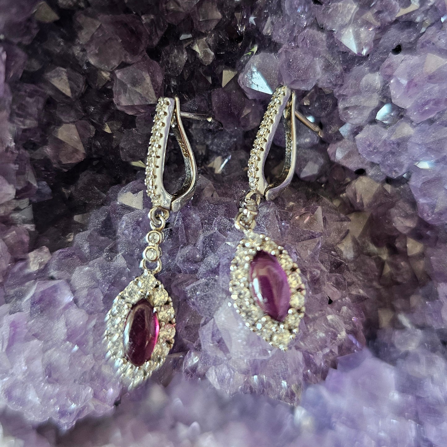 Granaatti, hopeakorvakorut