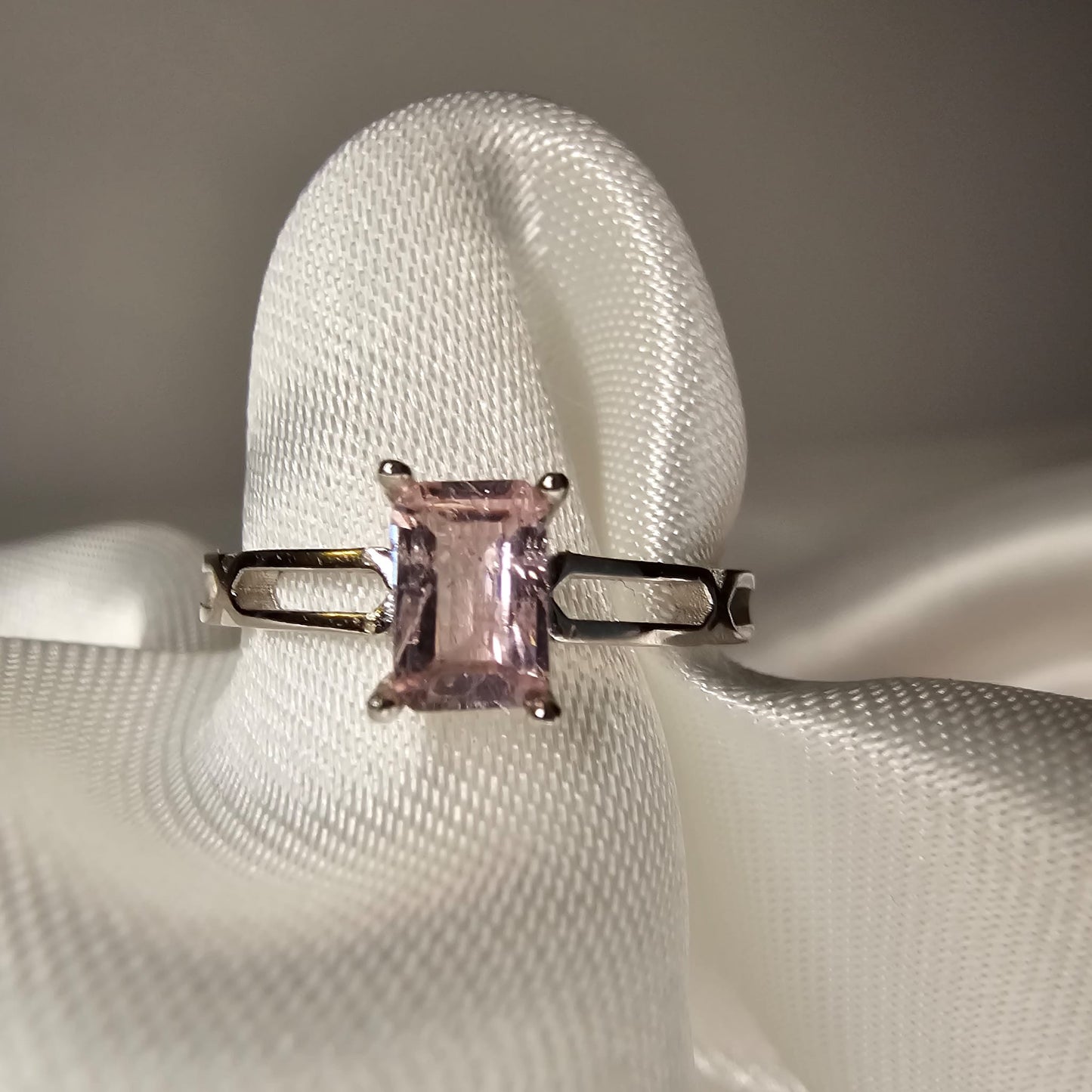 Pinkki turmaliini, hopeasormus