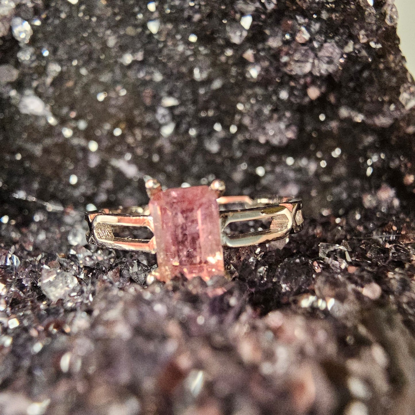 Pinkki turmaliini, hopeasormus